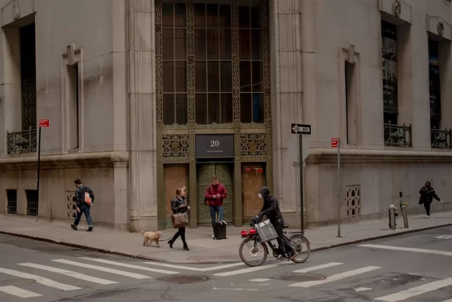 Dù chủ nhà đã làm việc với các chuyên gia về thang máy, điện và kỹ thuật nhưng sự cố vẫn chưa được khắc phục – Nguồn: New York Times