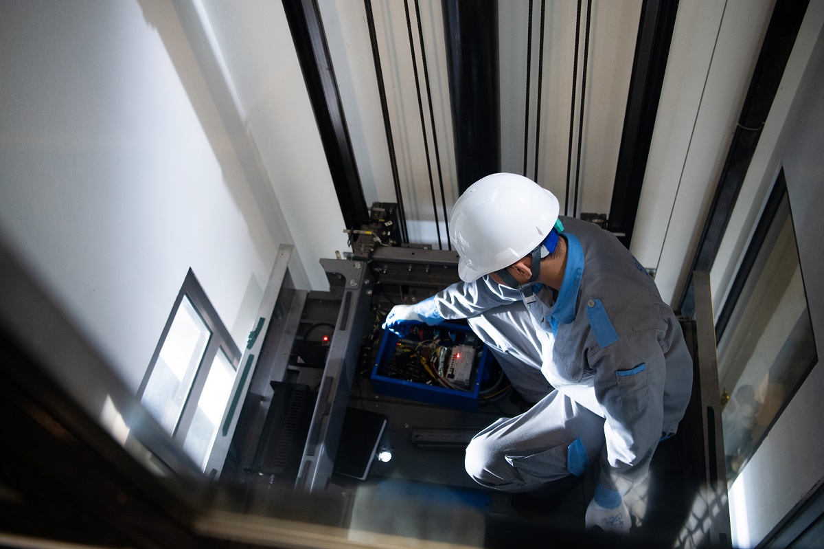 Người sử dụng cũng cần tìm kiếm và lựa chọn đơn vị cung cấp thang máy có dịch vụ thang máy đảm bảo chất lượng cũng như phù hợp về mức chi phí.