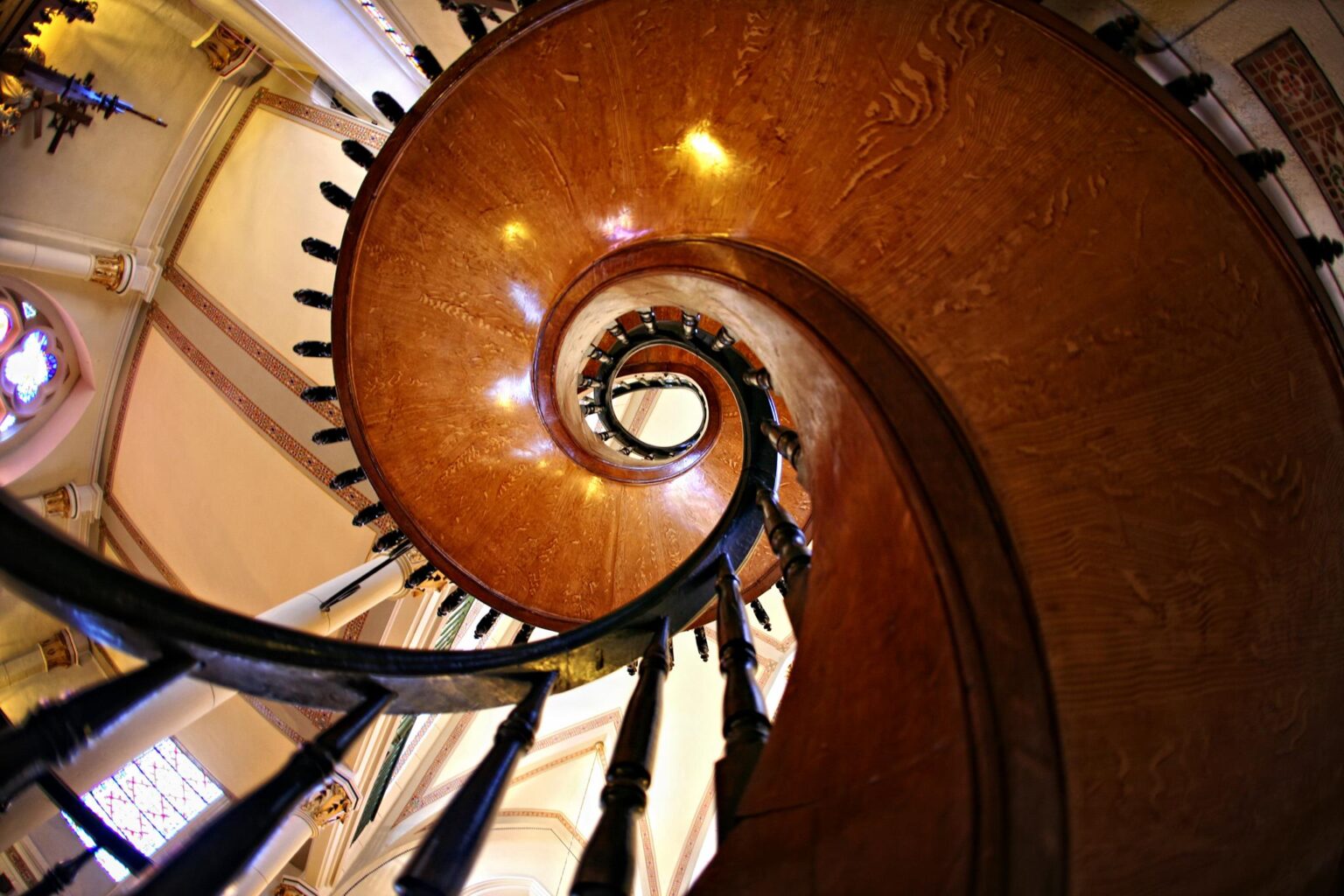 Bi-an-ve-chiec-cau-thang-150-nam-chua-co-loi-giai3