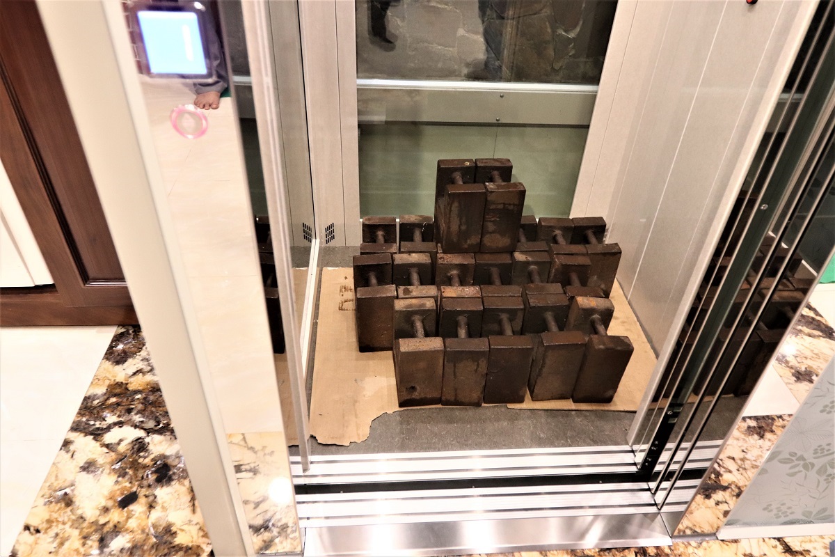 Kiểm tra tải trọng thang máy trong quy trình kiểm định