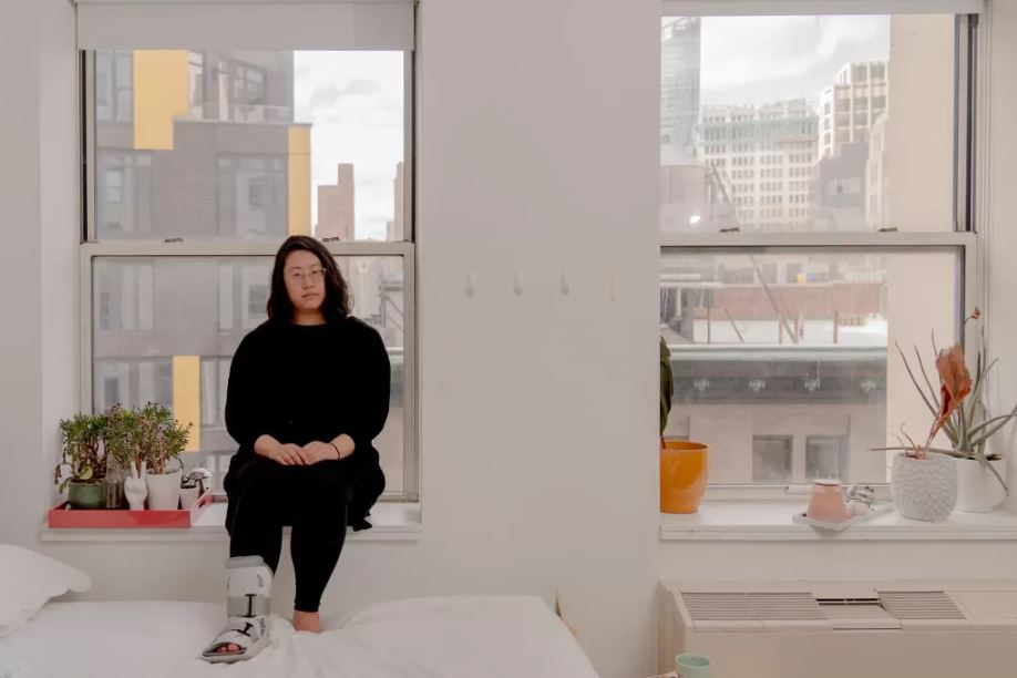 Chen đã phải vật lộn để lên căn hộ ở tầng 22 kể từ khi bị gãy chân – Nguồn: New York Times