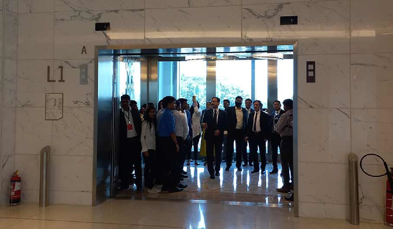 Chiec-thang-may-lon-nhat-the-gioi2