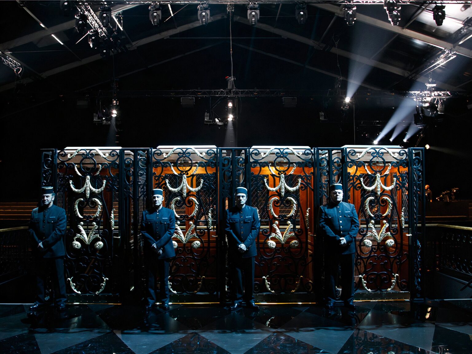 Khi-Louis-Vuitton-dua-thang-may-len-san-dien-thoi-trang-17-1536x1152