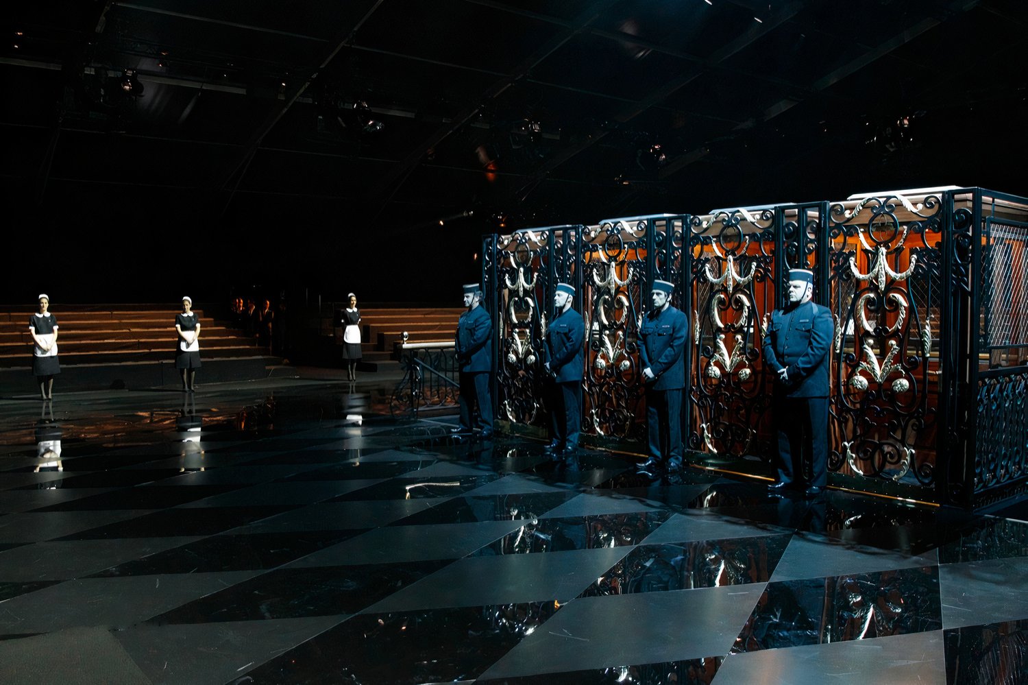 Khi-Louis-Vuitton-dua-thang-may-len-san-dien-thoi-trang-18