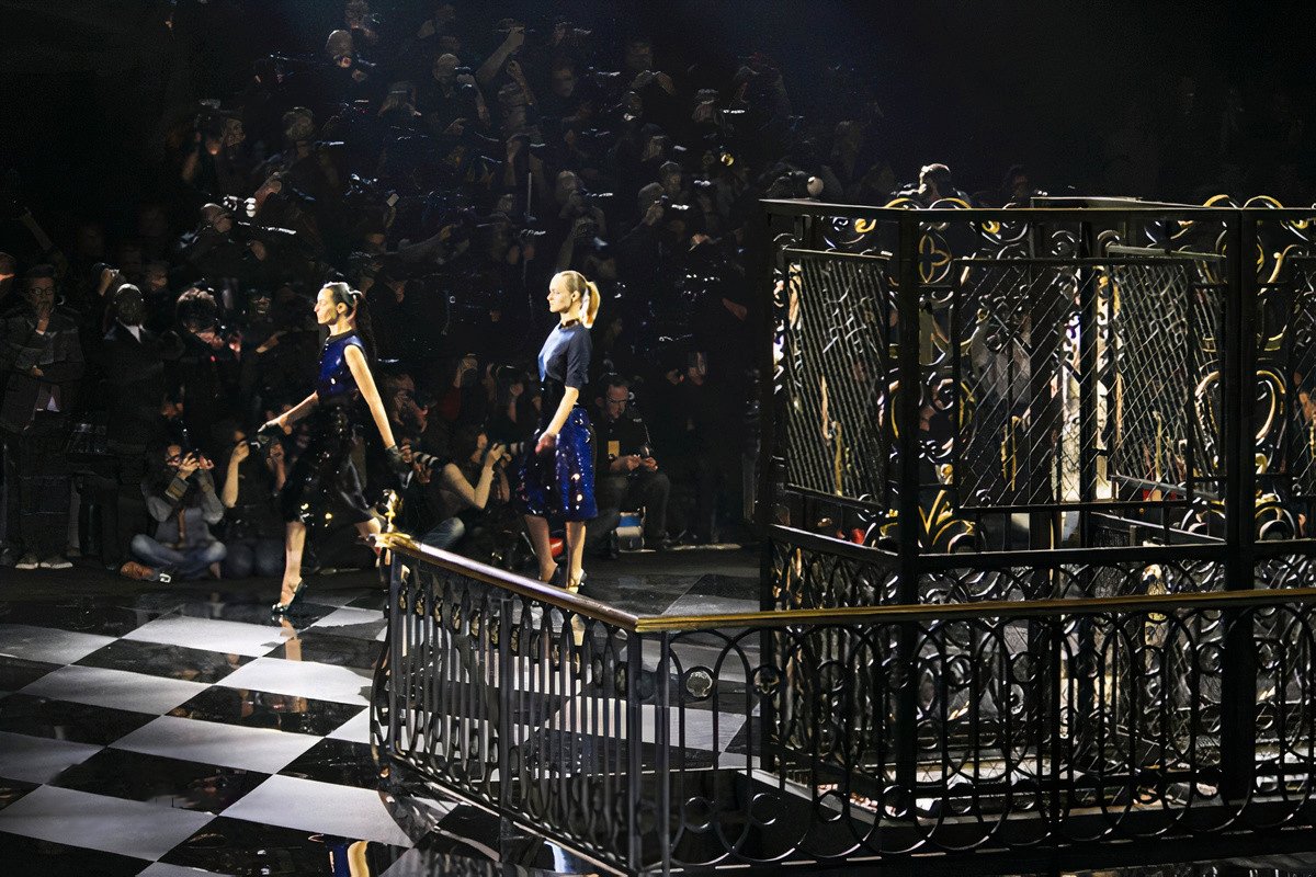 Khi-Louis-Vuitton-dua-thang-may-len-san-dien-thoi-trang-19