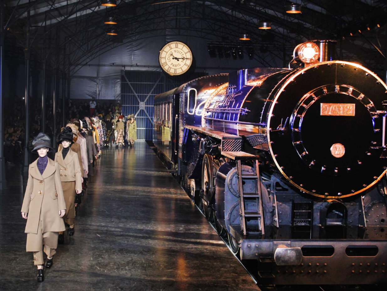 Khi-Louis-Vuitton-dua-thang-may-len-san-dien-thoi-trang-2-1