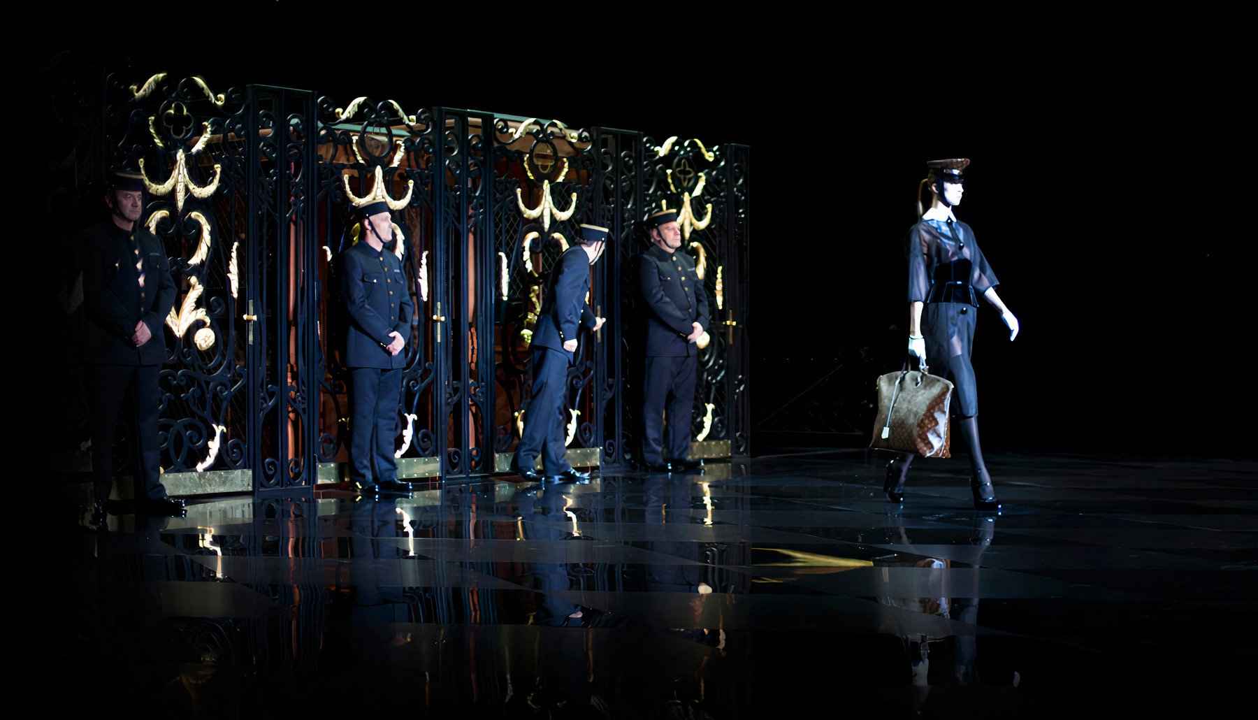 Khi-Louis-Vuitton-dua-thang-may-len-san-dien-thoi-trang-20