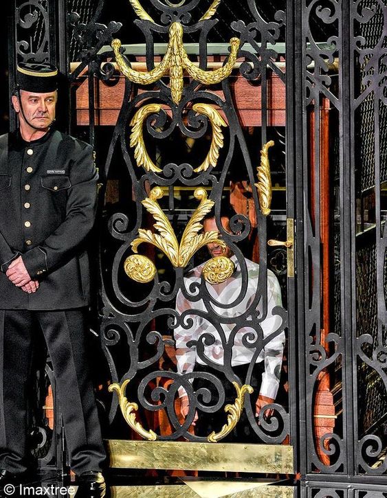 Khi-Louis-Vuitton-dua-thang-may-len-san-dien-thoi-trang-6