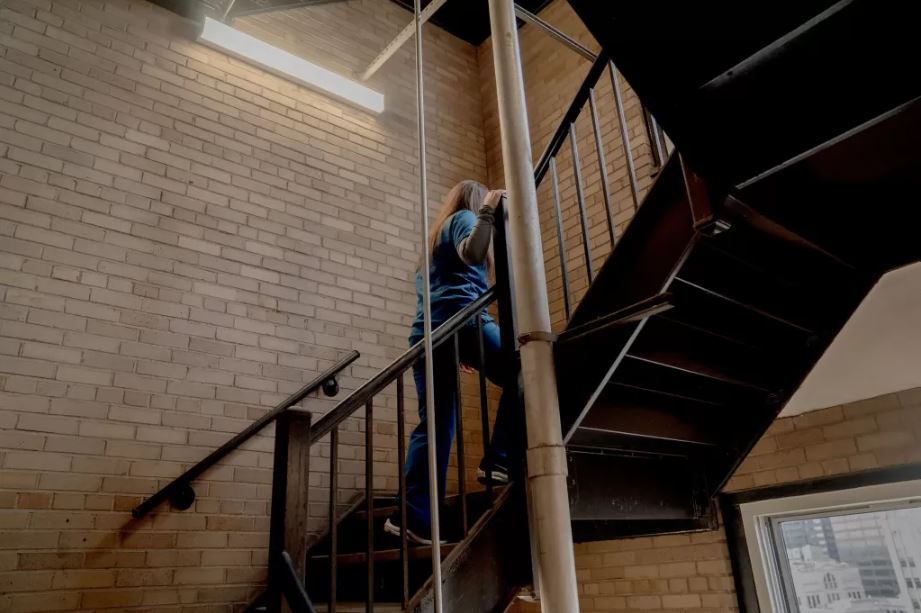 Cô cho biết: “Tôi còn trẻ và thể lực tốt nên leo được 48 tầng. Tuy nhiên việc về nhà vẫn là nỗi ám ảnh” – Nguồn: New York Times