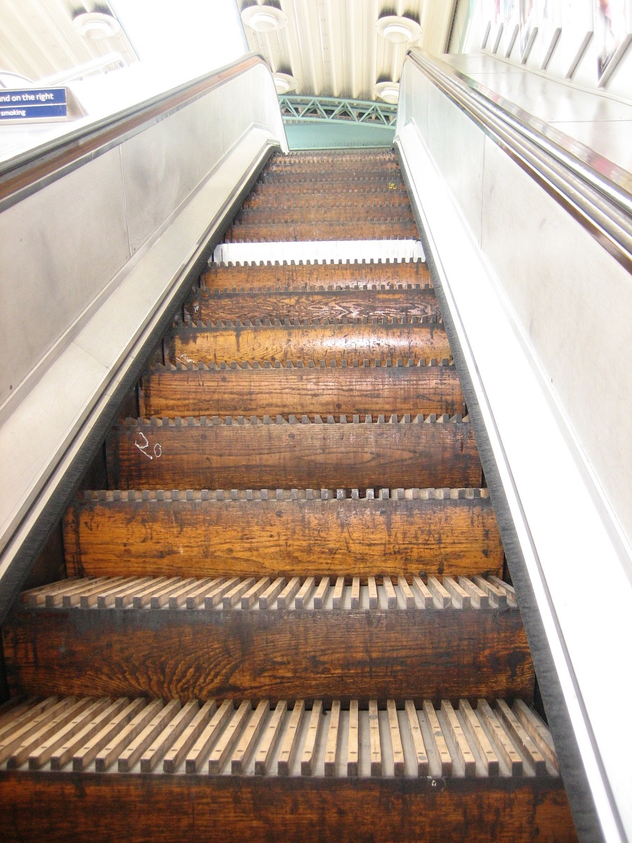Thang cuốn gỗ tại ga Greenford (London – Anh)
