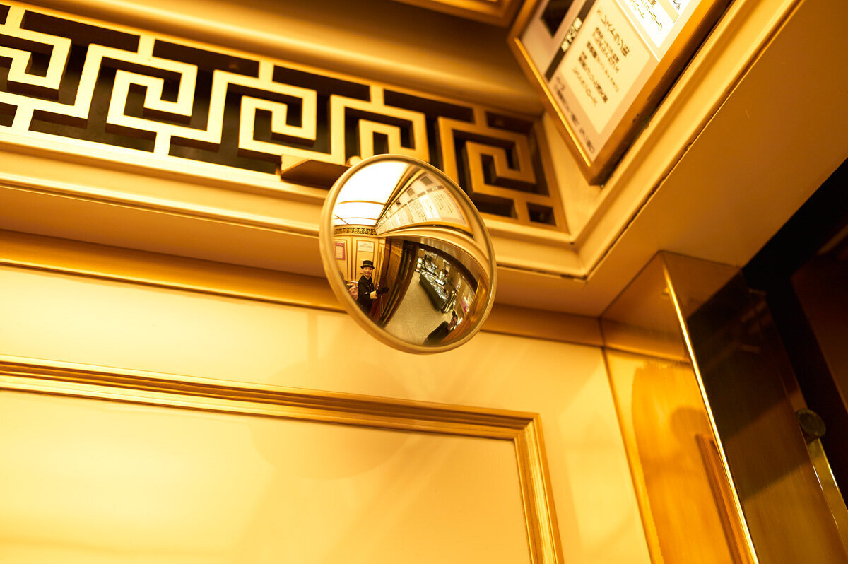 Thang-may-duoc-phuc-vu-thu-cong-tai-Takashimaya-va-van-hoa-dich-vu-Nhat%20(1)