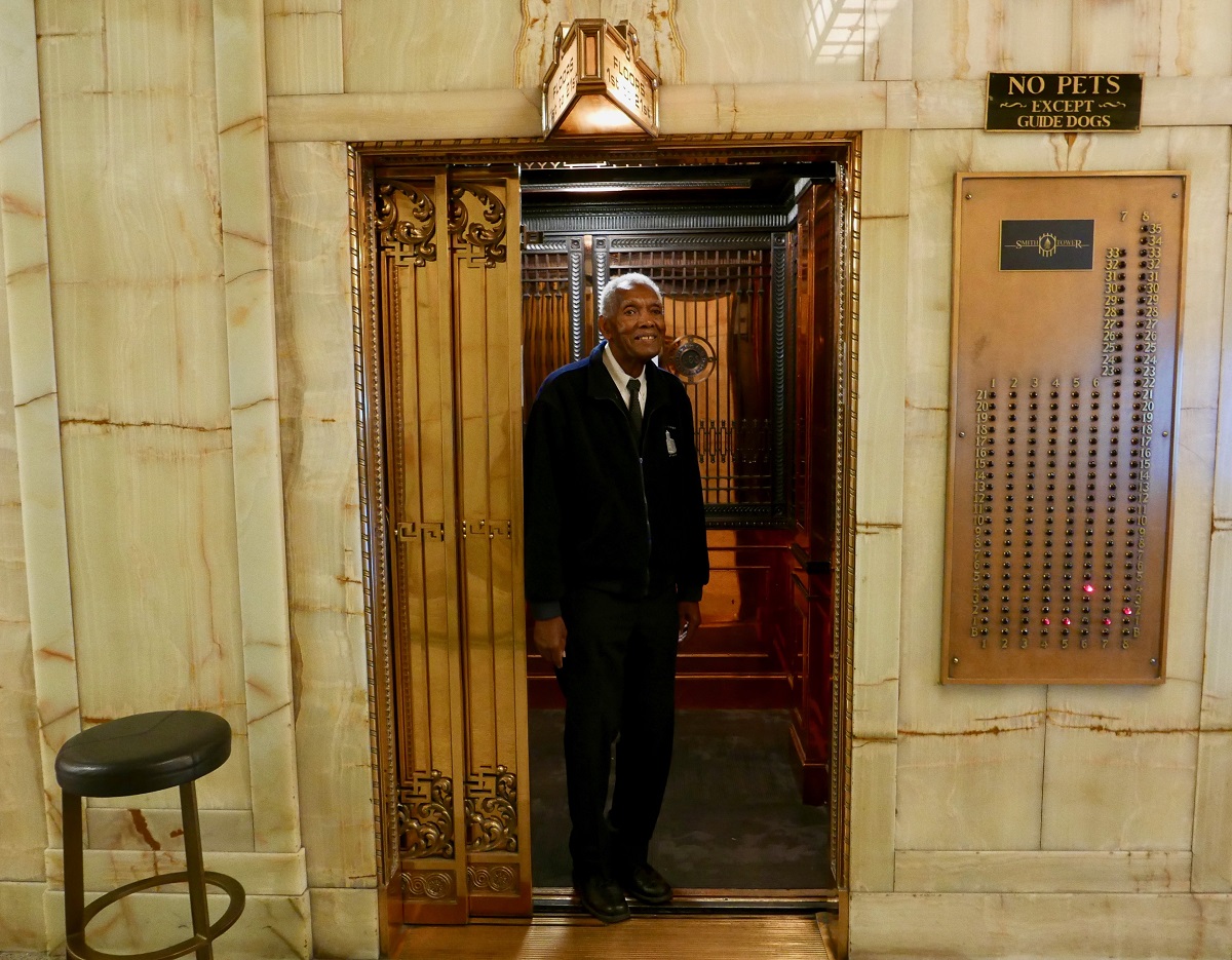 Trong việc hiện đại hóa tòa nhà cổ, sử dụng các thiết bị phù hợp với thẩm mỹ hiện có là điều được khuyến khích