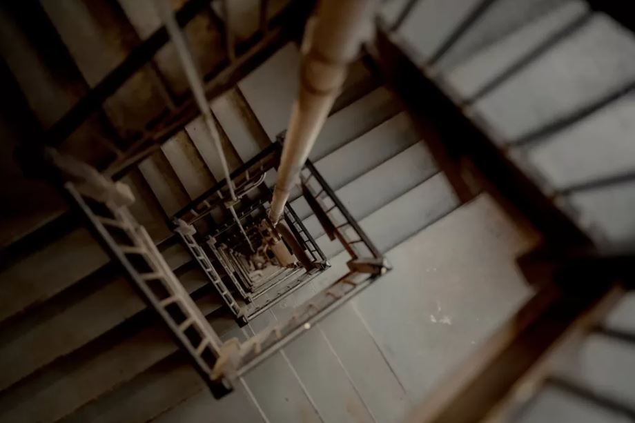 Việc thang máy bị hỏng đặc biệt khó khăn đối với những cư dân có tình trạng sức khỏe không tốt phải vật lộn để leo lên đến căn hộ của họ – Nguồn: The New York Times