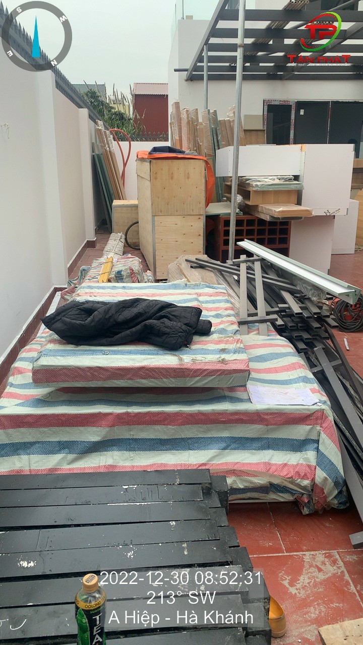 Kết cấu hố thang: khung thép sơn tĩnh điện + vách kính cường lực