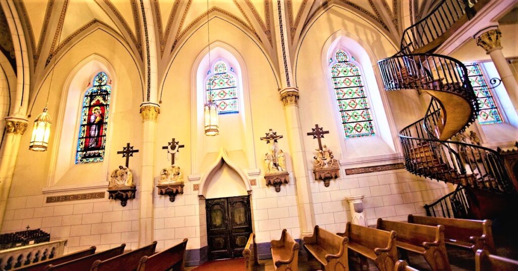 Bí Ẩn Về Chiếc Cầu Thang 150 Năm Chưa Có Lời Giải